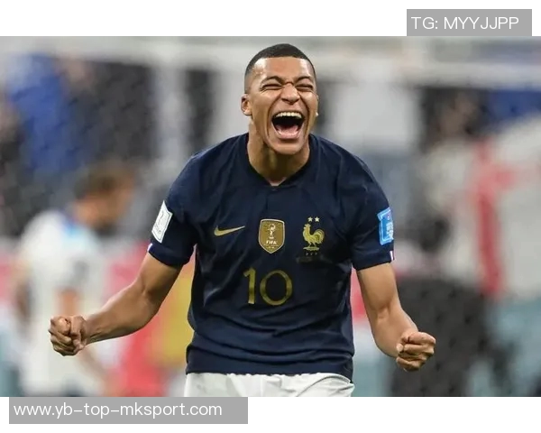 小姆巴佩绝平巴黎后模仿姆巴佩庆祝动作姆总在看台笑逐颜开 小姆巴佩绝平巴黎后模仿姆巴佩庆祝动作姆总在看台笑逐颜开